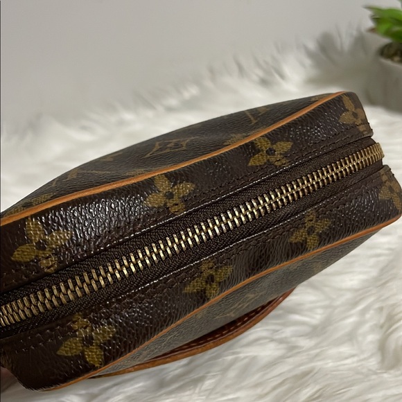 Louis Vuitton Danube Crossbody - Picture 12 of 16